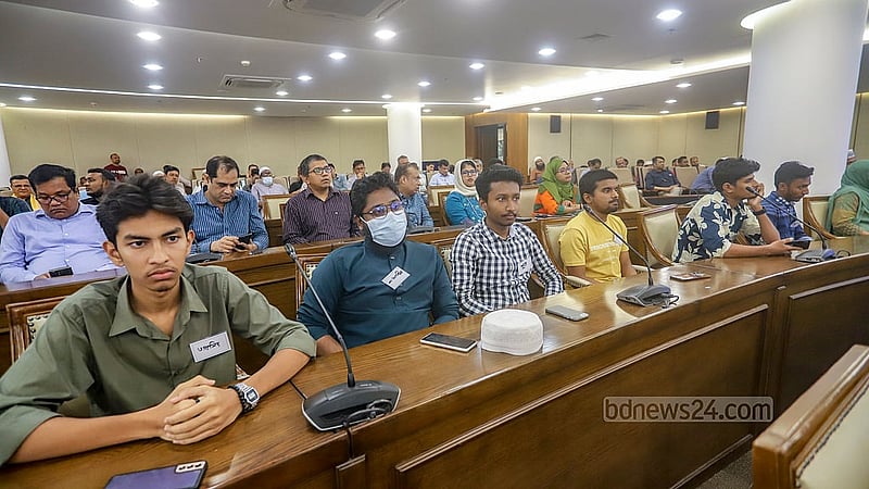 ঢাকা উত্তর সিটির নগর ভবনে শনিবার ই-রিকশা প্রশিক্ষকদের প্রশিক্ষণ কর্মসূচির উদ্বোধনী অনুষ্ঠানে প্রশিক্ষকরা