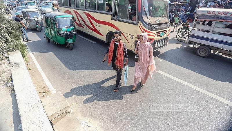 ঢাকার পঙ্গু হাসপাতালের সামনে সড়কে মানুষ পারাপারে কোনো ব্যবস্থা না থাকায় চলন্ত গাড়ির সামনে দিয়ে বিভাজক টপকাতে হচ্ছে হাসপাতালে আসা মানুষকে। একটু অসেচতনতায় ঘটতে পারে দুর্ঘটনা