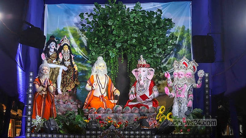 হিন্দু সম্প্রদায়ের গণেশ পূজার জন্য পুরান ঢাকার শাঁখারিবাজারে বানানো হয়েছে অস্থায়ী মণ্ডপ