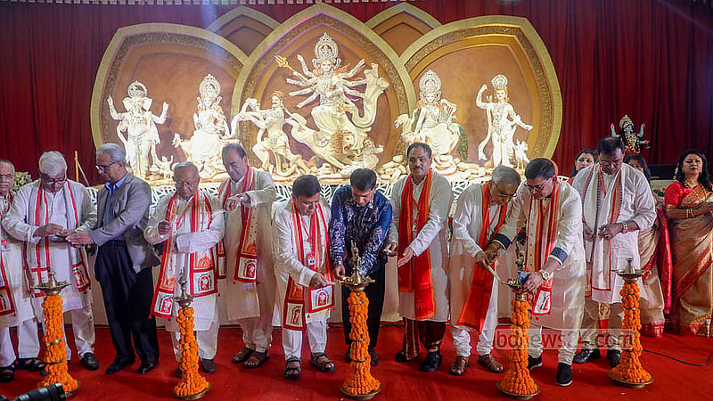 ঢাকার বনানী মণ্ডপে রোববার প্রদীপ জ্বালিয়ে শারদীয় দুর্গাপূজার আনুষ্ঠানিক উদ্বোধন করেন অতিথিরা