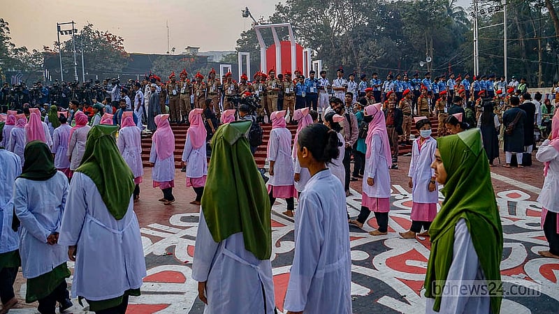 একুশে ফেব্রুয়ারির সকালে বিভিন্ন শিক্ষা প্রতিষ্ঠানের শিক্ষার্থী আর সংগঠনের সদস্যরা কেন্দ্রীয় শহীদ মিনারে আসেন প্রভাতফেরি করে