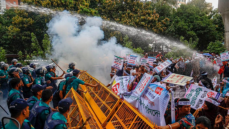 জাতীয়করণের দাবিতে যমুনা অভিমুখে রওনা হওয়া বেসরকারি প্রাথমিক শিক্ষকদের সোমবার বিকালে প্রেস ক্লাবের সামনে জলকামানের পানি ও সাউন্ড গ্রেনেড ছুড়ে ছত্রভঙ্গ করে দেয় পুলিশ
