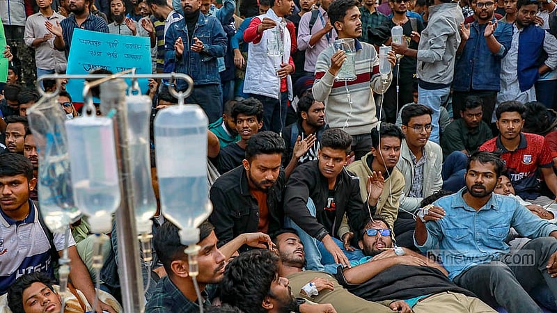 জগন্নাথ বিশ্ববিদ্যালয়ের দ্বিতীয় ক্যাম্পাসের নির্মাণকাজ সেনাবাহিনীকে হস্তান্তরসহ তিন দাবিতে অনশনে বসা শিক্ষার্থীরা ‘কমপ্লিট শাটডাউন’ কর্মসূচির পর সোমবার বিকালে সচিবালয়ের সামনে অবস্থান নেন।