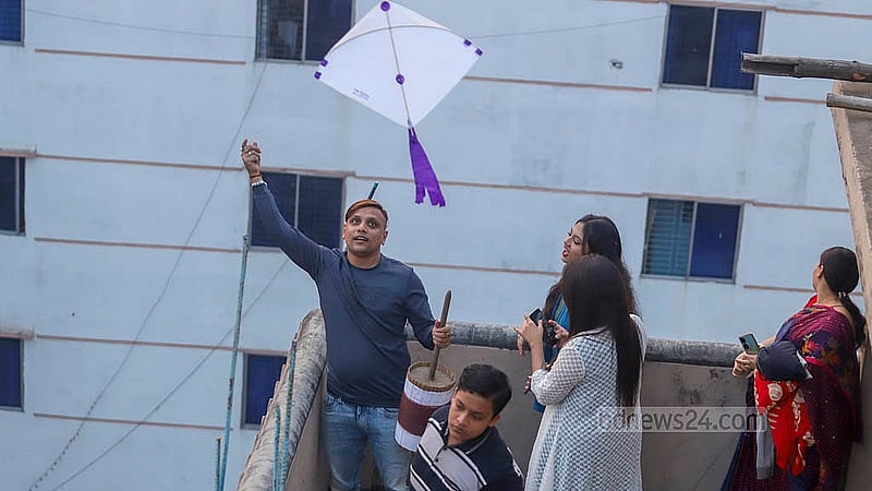 পৌষের শেষ দিন ছিল মঙ্গলবার। এদিন সাকরাইন উৎসব করেন পুরান ঢাকার মানুষ, যা অনেকের কাছে ঘুড়ি উৎসব নামেও পরিচিত