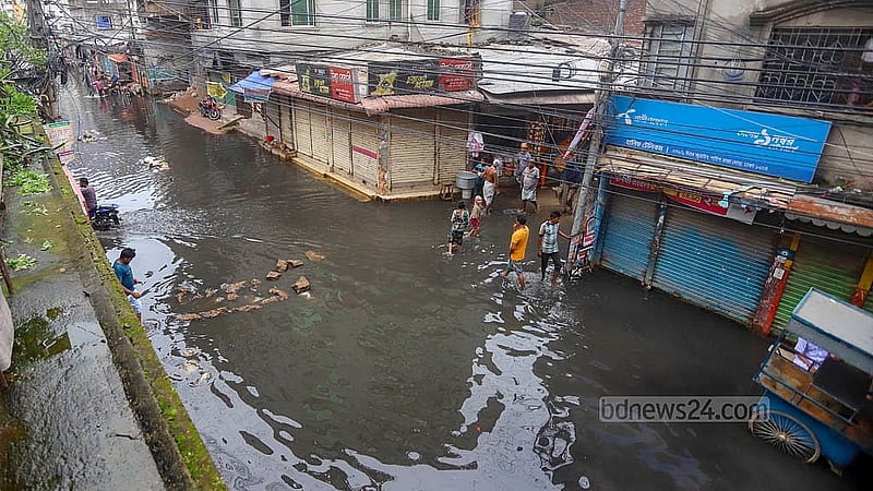 রাজধানীর উত্তর জুরাইনের এক কিলোমিটারের ‘পাইপ রাস্তা’ প্রায় দুই বছর ধরে তলিয়ে আছে নোংরা পানিতে