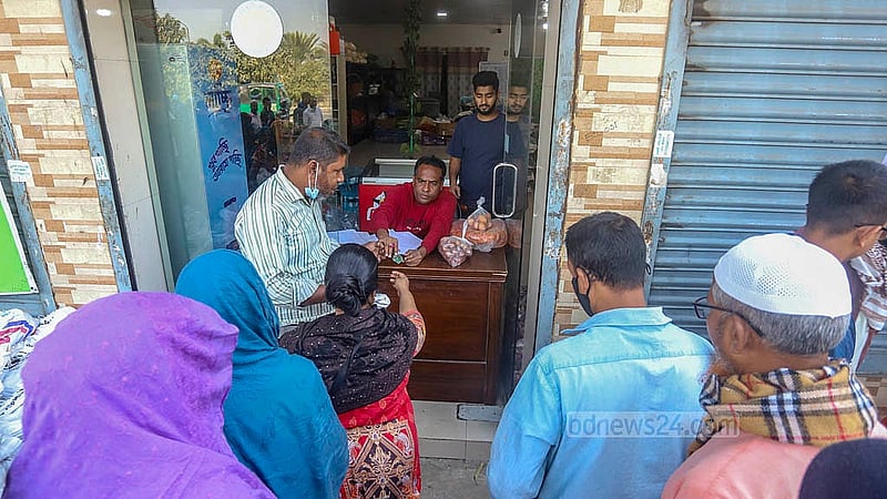 ঢাকার মানিক মিয়া অ্যাভিনিউয়ে বাংলাদেশ কৃষি উন্নয়ন করপোরেশনের (বিএডিসি) বিক্রয় কেন্দ্র থেকে ন্যায্যমূল্যে আলু, পেঁয়াজ ও ডিম বিক্রি করছে কৃষি বিপণন অধিদপ্তর
