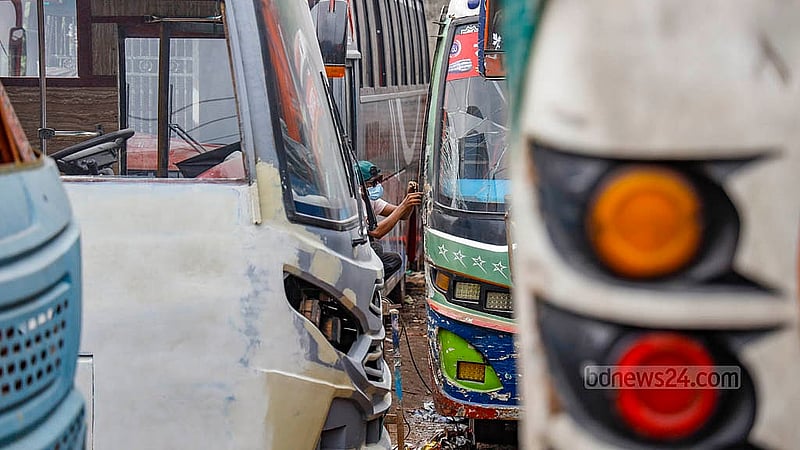 সামনে ঈদ, তাই যাত্রীদের দৃষ্টি আকর্ষণের জন্য অনেক অপারেটর নতুন বাস সড়কে নামাবে। তাই আগেভাগেই তার ব্যস্ততা শুরু হয়ে গেছে বিভিন্ন গ্যারেজে