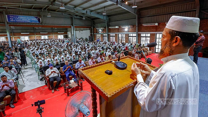 মাইলস্টোন স্কুল ক্যাম্পাসে বিমান বিধস্তের ঘটনায় হতাহতদের স্মরণে রোববার প্রতিষ্ঠানটির মিলনায়তনে দোয়া মাহফিল ও স্মরণসভায় নবম, দশম ও দ্বাদশ শ্রেণির শিক্ষার্থী ও শিক্ষকরা অংশ নেন