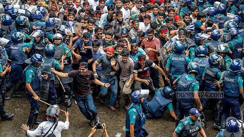 সরকারি চাকরিতে কোটা সংস্কারের দাবিতে বৃহস্পতিবার মিছিল নিয়ে শাহবাগে গেলে আন্দোলনকারীদের বাধা দেয় পুলিশ; পরে সেই বাধা উপেক্ষা করেই সামনে এগিয়ে যান তারা