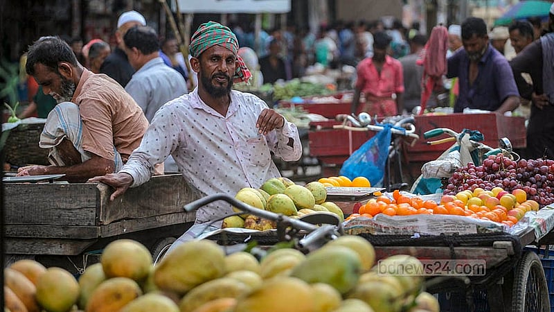 রাজধানীর নয়া পল্টনে ভিআইপি সড়কে শুক্রবারের ভ্রাম্যমাণ বাজারে ভ্যানে করে ফল নিয়ে আসেন বিক্রেতারা
