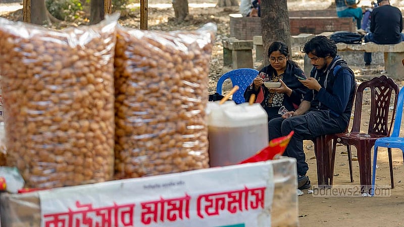 সোহরাওয়ার্দী উদ্যানের ভেতরে খাবারের দোকানগুলোতে ভেলপুরির চাহিদা বেশি। উদ্যানে রয়েছে বেশ কয়েকটি ভেলপুরির দোকান, যেখানে দাঁড়িয়ে এবং বসে খাওয়ার রয়েছে সুবিধা