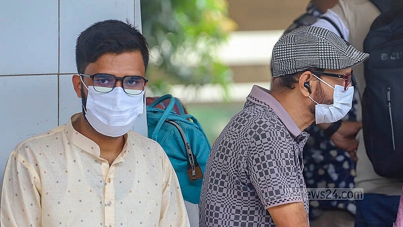 রেলযাত্রীদের মাস্ক পরাসহ স্বাস্থ্যবিধি মেনে চলার অনুরোধ জানিয়েছে মন্ত্রণালয়। মঙ্গলবার কমলাপুর রেলওয়ে স্টেশনে