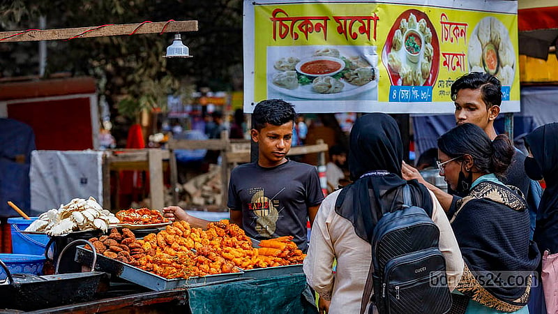 পাঁচ টাকার ‘তেলেভাজা’ থেকে কয়েকশ টাকা দামের পিৎজা- সবই বিক্রি হচ্ছে উন্মুক্ত পরিবেশে
