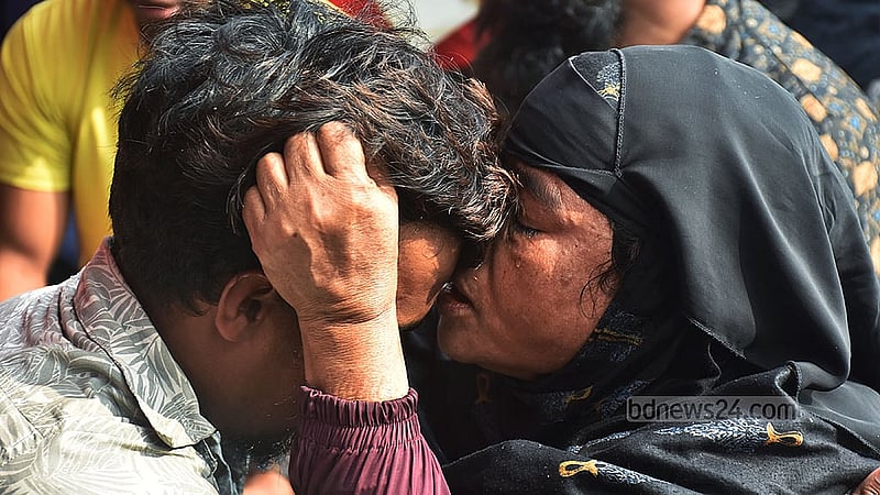 সাগরে মাছ ধরতে গিয়ে ভারতীয় কোস্ট গার্ডের হাতে আটক বাংলাদেশি জেলে ও নাবিকরা মঙ্গলবার স্বজনদের কাছে ফিরেছেন। স্বজনদের পেয়ে তারা কান্নায় ভেঙে পড়েন, একে অপরকে জড়িয়ে ধরেন