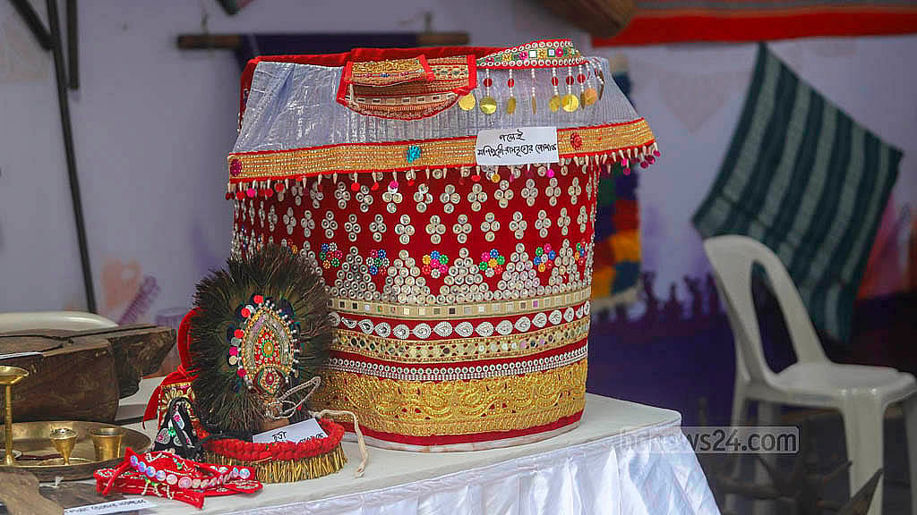 বাংলা একাডেমি প্রাঙ্গণে ‘সকল জাতিগোষ্ঠীর সাংস্কৃতিক ঐতিহ্যের প্রদর্শনীতে’ মনিপুরী রাসনৃত্যের পোশাক