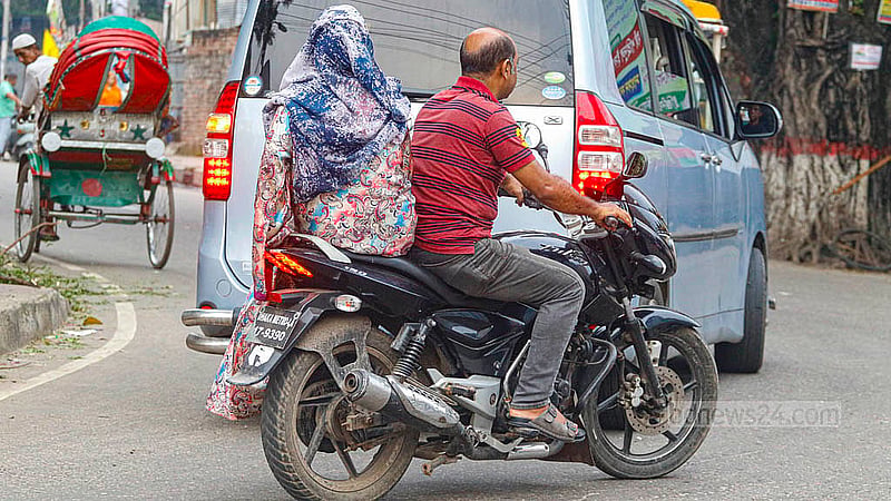 ঢাকার ব্যস্ত রাস্তায় সবসময় থাকে ঝুঁকি, তারপরও মোটরসাইকেলের চালক ও পেছনের আরোহীর মাথায় নেই হেলমেট