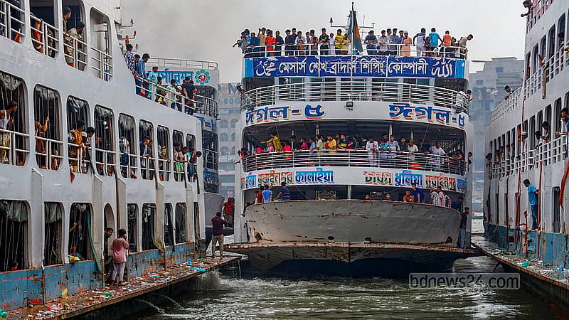 ঢাকার সদরঘাট টার্মিনাল থেকে যাত্রী নিয়ে লঞ্চ ছেড়ে যাচ্ছে দক্ষিণ জনপদের পথে