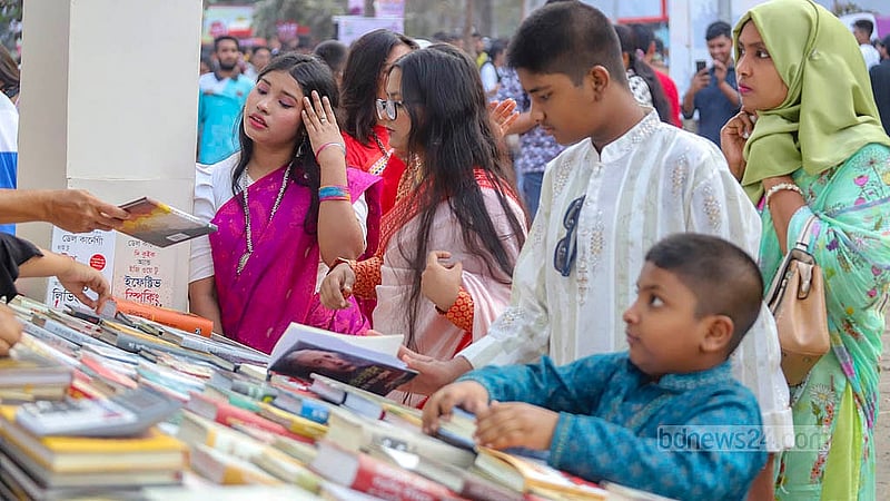 সোহরাওয়ার্দী উদ্যানে বইমেলায় শুক্রবার স্টলে স্টলে বই দেখছেন ক্রেতা-দর্শনার্থীরা