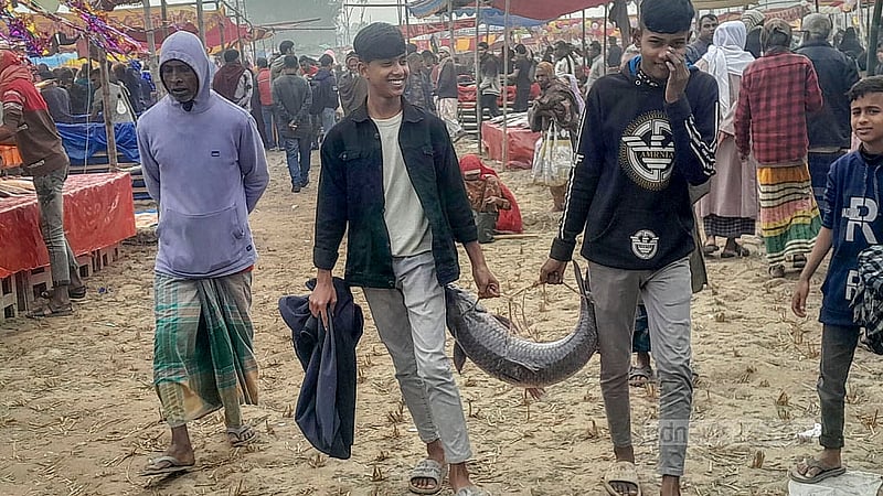 ঐতিহ্যবাহী পোড়াদহ মেলা থেকে মাছ কিনে ফিরছেন দুইজন