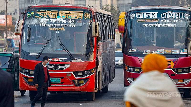 মহাখালী টার্মিনাল থেকে বেরিয়েই বেশিরভাগ বাস রাস্তায় এসে দাঁড়ায়, যাত্রী তুলতে চলে হাঁকডাক। বিকালের দিকে ব্যস্ত এই পথে দূরপাল্লার বাস দাঁড়ালেই তৈরি হচ্ছে যানজট