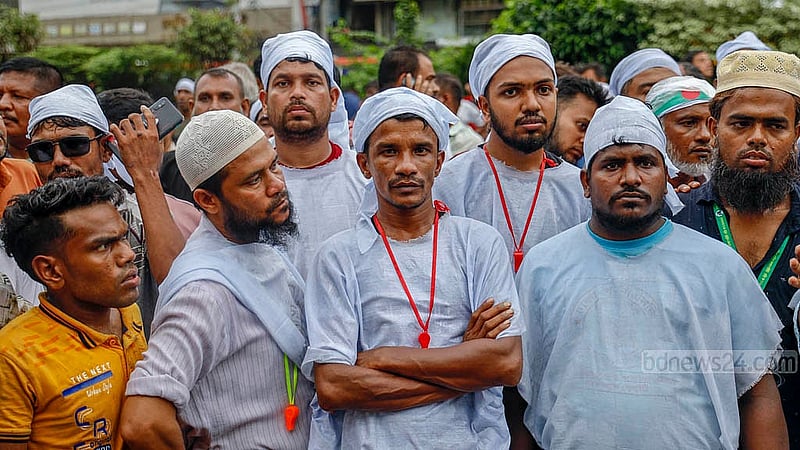 শরীরে প্রতীকী কাফনের কাপড় পরে রোববার দুপুরে বনানীতে বিআরটিএ কার্যালয়ের সামনের সড়ক অবরোধ করে রাখেন সিএনজি চালিত অটোরিকশার একদল চালক
