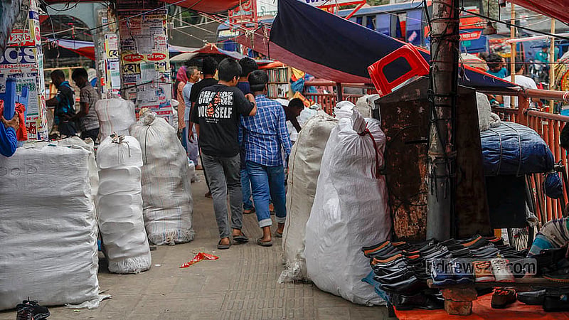 ঢাকার মিরপুরের ১০ নম্বরের ফায়ার সার্ভিসে দিকের ফুটপাত দখল জুতার দোকান নিয়ে বসেছেন হকাররা। দুই পাশের দোকানের মাঝখান দিয়ে হেঁটে যাওয়াও মুশকিল