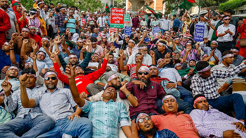 প্রতিবন্ধী বিদ্যালয় এমপিওভুক্তির দাবিতে যমুনা অভিমুখী পদযাত্রা কদম ফোয়ারার সামনে পুলিশি বাধার মুখে পড়লে সড়কে শুয়ে প্রতিবাদ জানান আন্দোলনরত শিক্ষকরা