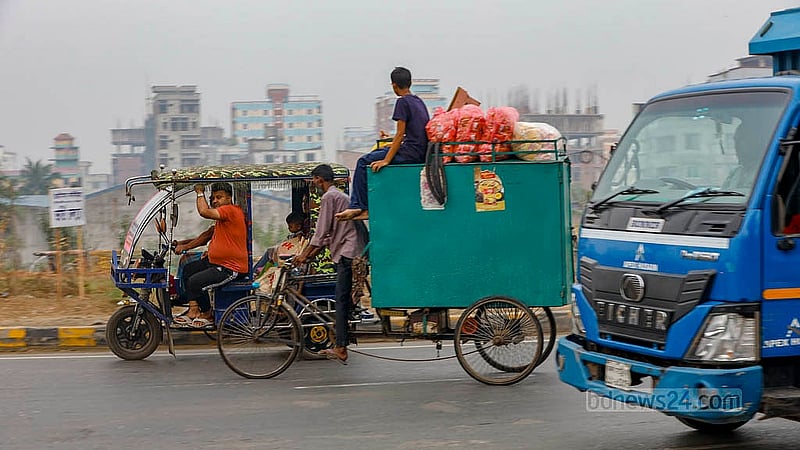 ঢাকা-চট্টগ্রাম মহাসড়কের সানারপাড় এলাকায় দ্রুতবেগে চলা যানবাহনের পাশাপাশি ঝুঁকি নিয়ে চলছে ব্যাটারিচালিত রিকশা
