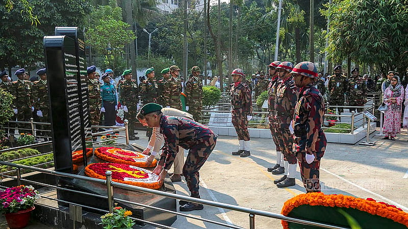 বিডিআর বিদ্রোহের ১৬ বছর পূর্তিতে মঙ্গলবার বনানীর সামরিক কবরস্থানে নিহতদের কবরে শ্রদ্ধা জানান স্বরাষ্ট্র মন্ত্রণালয়ের জ্যেষ্ঠ সচিব এবং বিজিবি মহাপরিচালক।