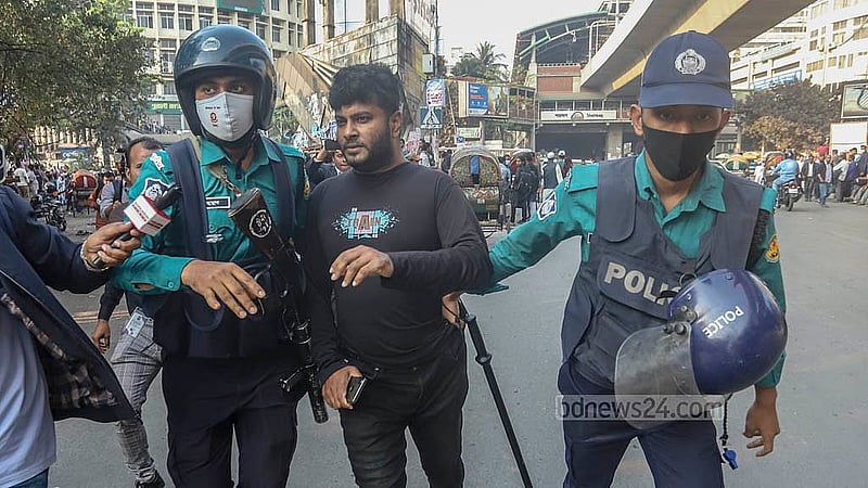 প্রাথমিক বিদ্যালয়ের সহকারী শিক্ষক পদে বাতিল হওয়া নিয়োগ ফিরে পাওয়ার দাবিতে সোমবার শাহবাগে চাকরিপ্রার্থীদের অবস্থান কর্মসূচি থেকে কয়েকজনকে আটক করে পুলিশ
