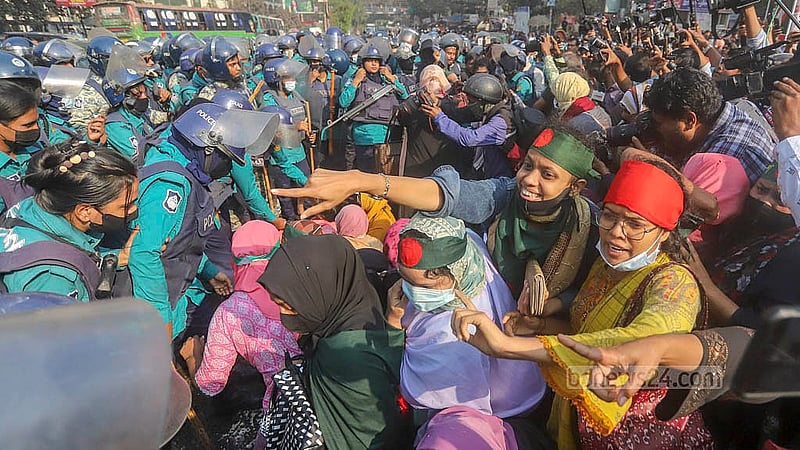 প্রাথমিক বিদ্যালয়ের সহকারী শিক্ষক পদে বাতিল হওয়া নিয়োগ ফিরে পাওয়ার দাবিতে সোমবার রাজধানীর শাহবাগ মোড় অবরোধ করে বিক্ষোভ করেন ঢাকা ও চট্টগ্রাম বিভাগের প্রার্থীরা