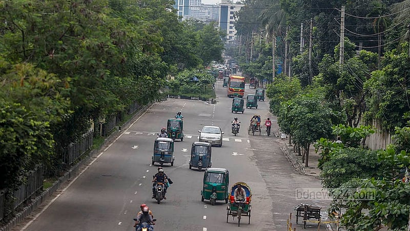 ঢাকার যেসব সড়কে দিনের সবসময় যানজট লেগে থাকে, দুর্গাপূজার ছুটিতে সেই সব রাস্তা এখন ফাঁকা, নেই যানজটের চিরচেনা চিত্র। বৃহস্পতিবার দুপুরে শহীদ তাজউদ্দীন আহমদ সরণির চিত্র