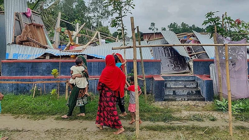 সিরাজগঞ্জের সদর উপজেলার চারটি গ্রামে হঠাৎ ঘূর্ণিঝড়ে ক্ষতিগ্রস্ত হয়েছে বেশকিছু ঘরবাড়ি