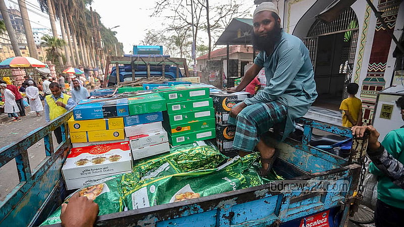 পুরান ঢাকার বাদামতলি ঘাট থেকে পাইকারি দরে খেজুর কিনে তোলা হচ্ছে গাড়িতে, যা দেশের বিভিন্ন এলাকায় বিক্রি করবেন খুচরা ব্যবসায়ীরা