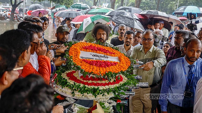 কেন্দ্রীয় শহীদ মিনার প্রাঙ্গণে রোববার জাতীয় জাদুঘরের পক্ষ থেকে শ্রদ্ধা জানানো হয় বরেণ্য শিল্পী ফরিদা পারভীনকে