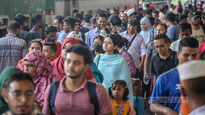 ঈদের ছুটি কাটাতে পরিবারের সঙ্গে বাড়ি ফেরার যাত্রা। শনিবার কমলাপুর রেলওয়ে স্টেশনে