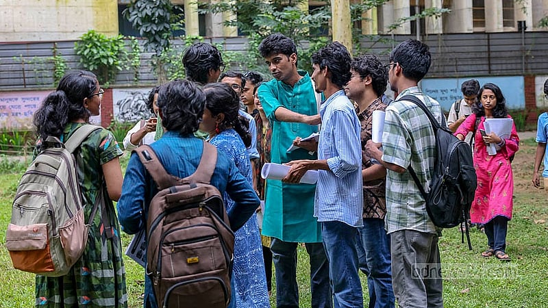 ডাকসু নির্বাচন ঘিরে মঙ্গলবার দুপুরে বাম গণতান্ত্রিক ছাত্রজোটের প্যানেল ‘প্রতিরোধ পর্ষদের’ প্রচারে জিএস প্রার্থী মেঘমল্লার বসু