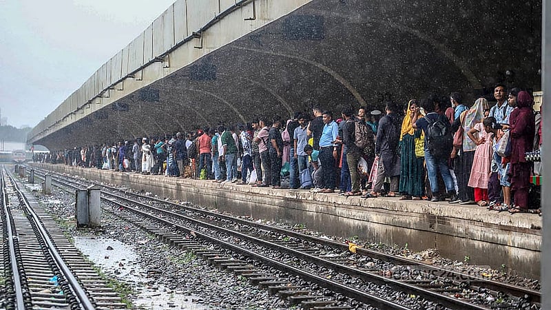 ঈদের ছুটিতে ফিরছেন বাড়ি; শুক্রবার কমলাপুর স্টেশনে ট্রেনের অপেক্ষায় ঘরমুখো মানুষ