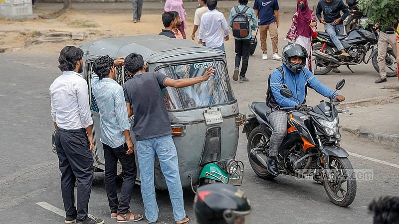 ছয় দাবিতে বুধবার তেজগাঁওয়ের সাত রাস্তায় অবরোধ করেন ঢাকা পলিটেকনিক ইনস্টিটিউটের শিক্ষার্থীরা; জরুরি বাহন ছাড়া অন্য কোনো গাড়ি চলাচল করতে দেননি তারা