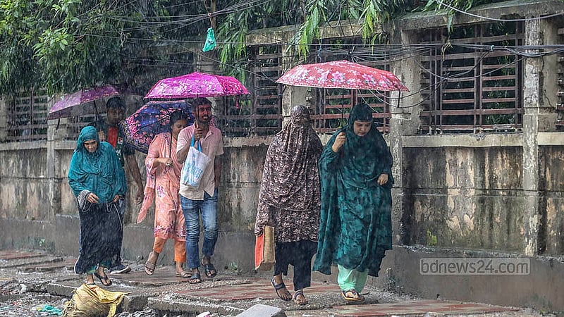 সাগরে লঘুচাপের প্রভাবে মঙ্গলবার রাজধানীতে দিনভর বৃষ্টিতে বিপাকে পড়েন পথচারীরা