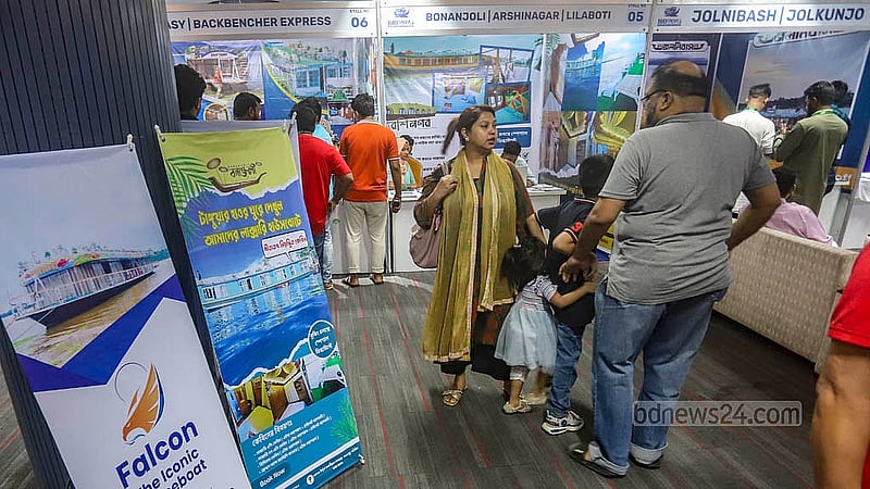 রাজধানীর আগারগাঁওয়ে পর্যটন ভবনে শুক্রবার হাউজবোট মেলায় পরিবার নিয়ে আসেন অনেকে