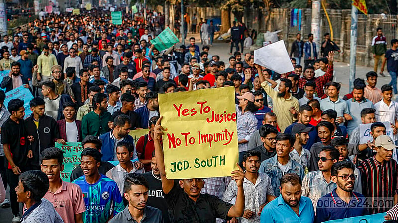 প্ল্যাকার্ডে নানা স্লোগান লিখে শনিবার বিকালে ‘মার্চ ফর জাস্টিস’ কর্মসূচিতে যোগদান করেন ছাত্রদলের নেতাকর্মীরা