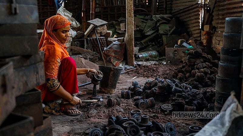 ডেমরার কোনাবাড়ি এলাকায় ঢালাই লোহার কারখানায় কাজ করেন নারী শ্রমিকরাও