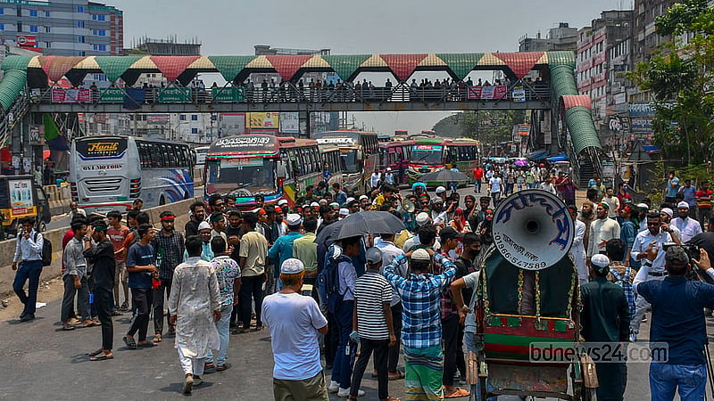 আওয়ামী লীগ নিষিদ্ধের দাবিতে শনিবার সকালে রাজধানীর শনির আখড়ায় সড়কে অবস্থান নিয়ে বিক্ষোভ দেখান বিভিন্ন রাজনৈতিক দলের কর্মীরা