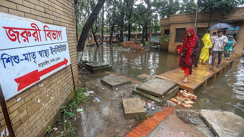 মাতুয়াইল শিশু-মাতৃ স্বাস্থ্য ইনস্টিটিউটে জলাবদ্ধতার কারণে চিকিৎসা নিতে আসা রোগী ও স্বজনেরা পড়েন ভোগান্তিতে