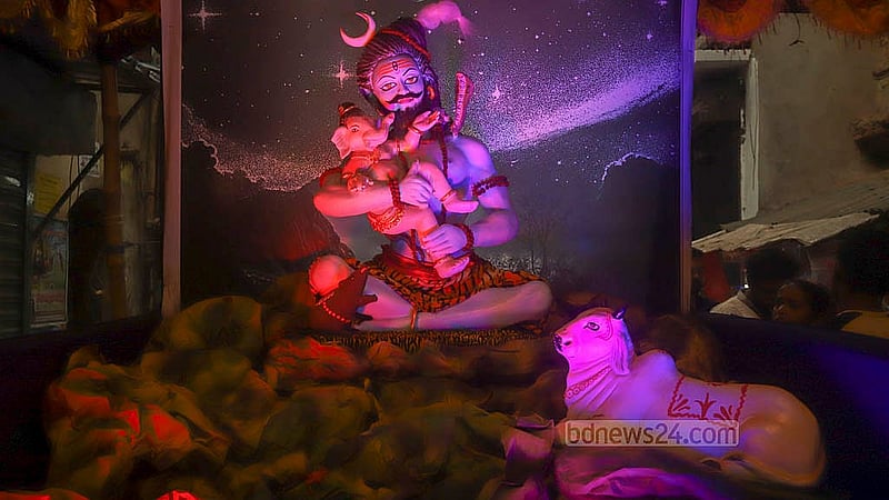 হিন্দু সম্প্রদায়ের গণেশ পূজার জন্য পুরান ঢাকার শাঁখারিবাজারে বানানো হয়েছে অস্থায়ী মণ্ডপ