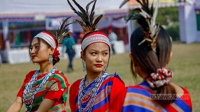 লালমাটিয়া হাউজিং সোসাইটি স্কুল অ্যান্ড কলেজ মাঠে শুক্রবার ওয়ানগালা উৎসবে ঐতিহ্যবাহী পোশাক ও দমি (পালকের তৈরি) পরে গারো তরুণীরা