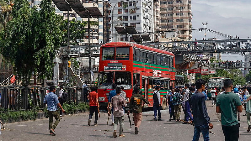 রাজধানীর সায়েন্স ল্যাবরেটরি এলাকায় মঙ্গলবার দুপুরে বিআরটিসির একটি দ্বিতল বাস ভাঙচুর করেন কোটা আন্দোলনকারী শিক্ষার্থীরা
