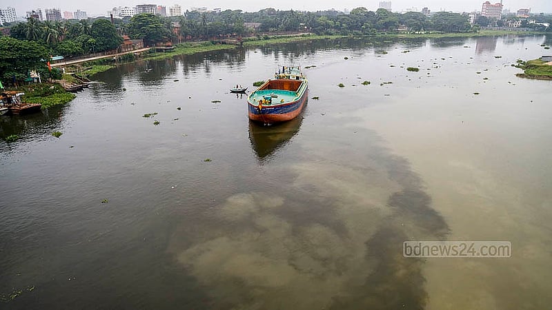 বর্ষায় শীতলক্ষ্যা নদীতে পানি বেড়েছে। একপাশে ঘোলা নতুন পানি, অপরপাশে আগের দূষিত পানি। ডেমরার সুলতানা কামাল সেতু থেকে তোলা