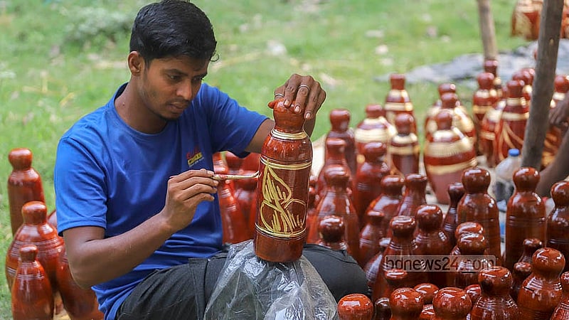 জব্বারের বলী খেলা ঘিরে হবে বৈশাখী মেলা। চট্টগ্রামের ঐতিহ্যবাহী এ আয়োজনে অংশ নিতে মৃৎশিল্প পণ্যে রঙ করছেন কারিগরেরা। ঢাকা বিশ্ববিদ্যালয়ের দোয়েল চত্বর থেকে তোলা